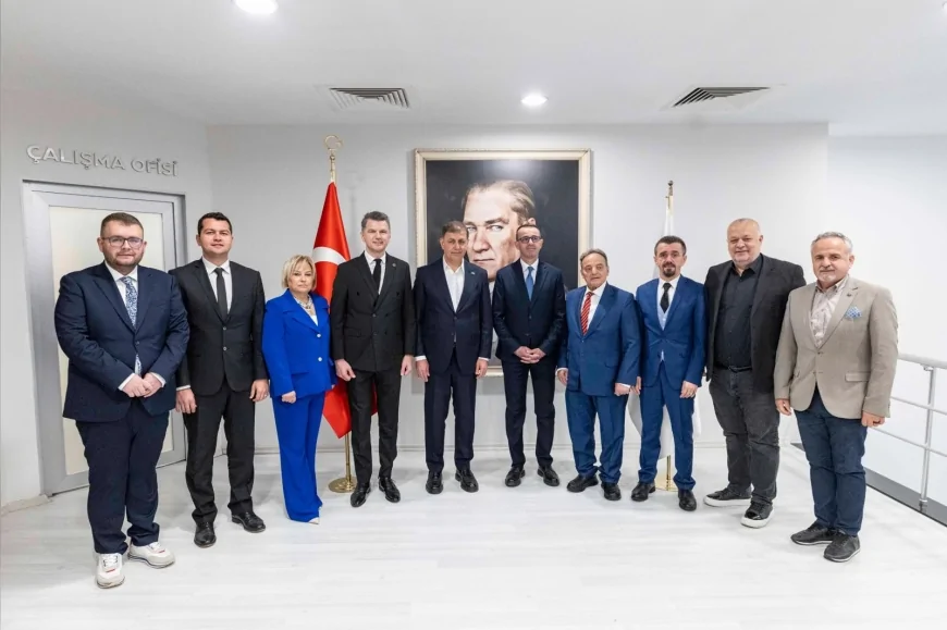 İzmir Büyükşehir Belediye Başkanı Cemil Tugay Kosova Gençlik Ve Spor Bakanı Gashani’yi Ağırladı İş Birliği Mesajı Verildi