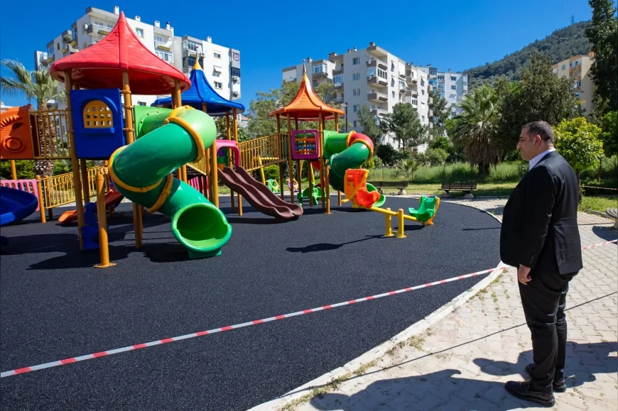 Narlıdere Belediye Başkanı Erman Uzun: “Oyun parklarında güvenliği artırmak için zeminleri yeniliyoruz”