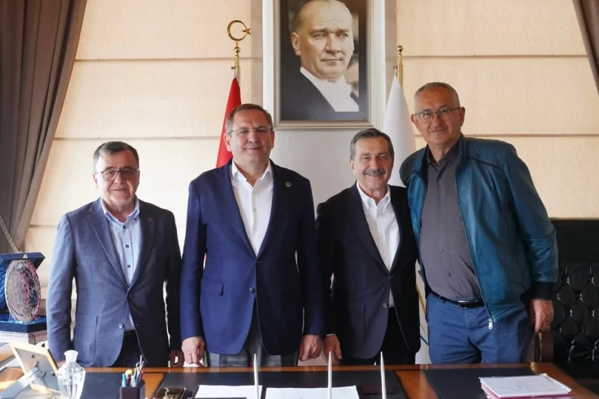 Tepebaşı Belediye Başkanı Ahmet Ataç Ayvalık Belediye Başkanı Mesut Ergin ile İş Birliği Görüşmesi Yaptı