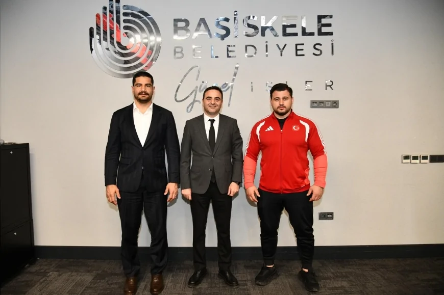 Başiskele Belediye Başkanı Yasin Özlü milli güreşçiler Taha Akgül ve Rıza Kayaalp’i ağırladı