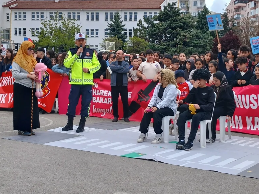 Çorum’da Trafik Haftası etkinliğinde öğrenciler bilinçlendirildi sürücülere uyarılar yapıldı