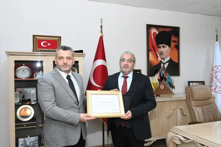 İl Sağlık Müdürü Prof. Dr. Sinan Zehir, Beslenme Dostu İşyeri Belgesini Çorum İl Milli Eğitim Müdürü Cemil Çağlar’a Takdim Etti