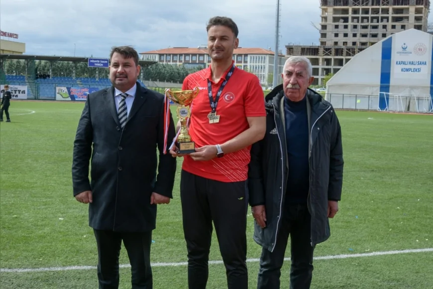 Kahramankazan Belediyesporlu Arif Koç Atakule Run Koşusu’nda Şampiyon Oldu Kupasını Başkan Selim Çırpanoğlu’na Takdim Etti