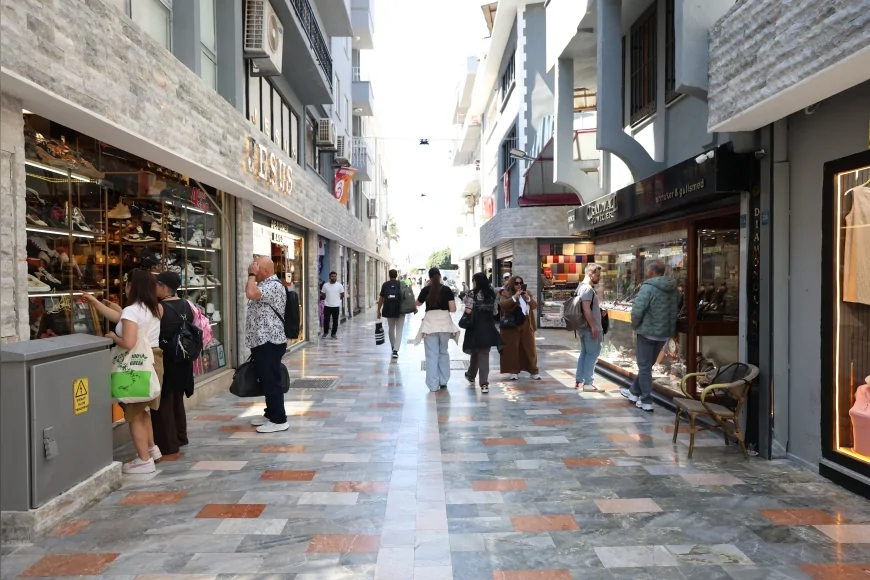 Marmaris Belediyesi’nin yenilediği çarşı turistlerin uğrak noktası haline geldi