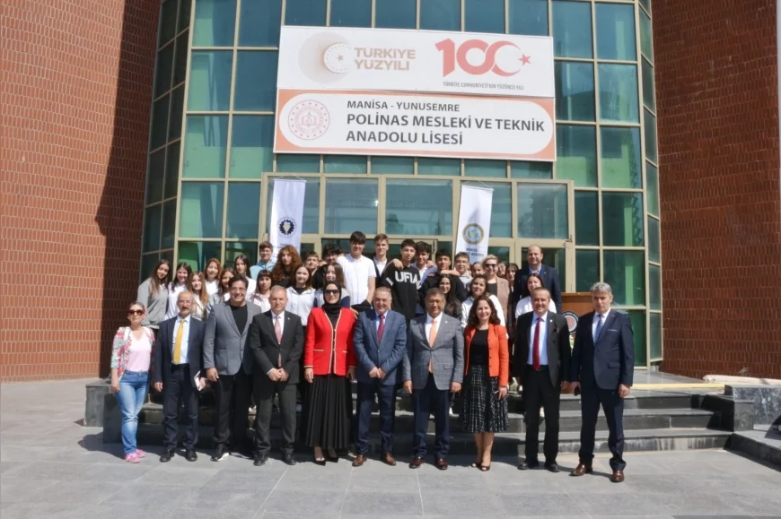 Manisa’da Düzenlenen “Sektör Buluşması”nda Öğrenciler Sanayi Temsilcileriyle Bir Araya Geldi