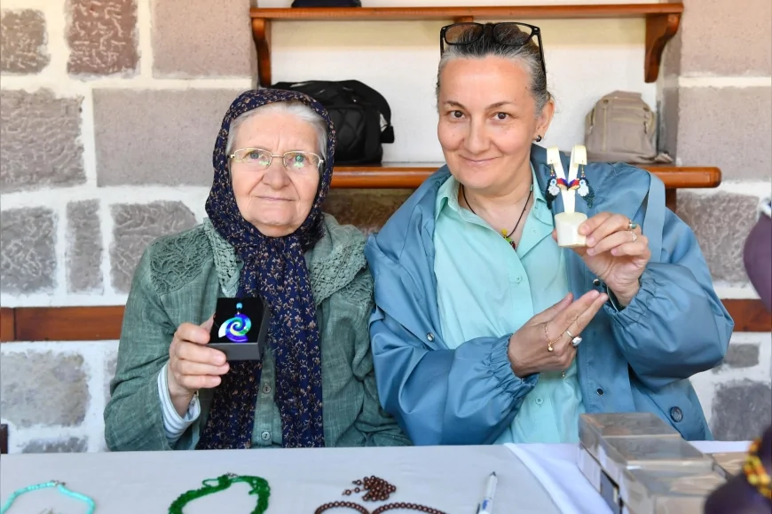 Altındağlı Anne ve Kızı Hamamönü El Ürünleri Pazarı’nda El Emeğini Kazanca Dönüştürüyor