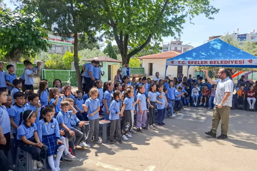 Efeler Belediyesi Şehir Tiyatrosu çocuklar için sahne aldı öğrenciler interaktif gösteriyle eğlendi