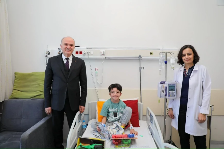 Düzce Belediye Başkanı Dr. Faruk Özlü, Lösemi Hastası Bilal Alp’i Hastanede Ziyaret Etti