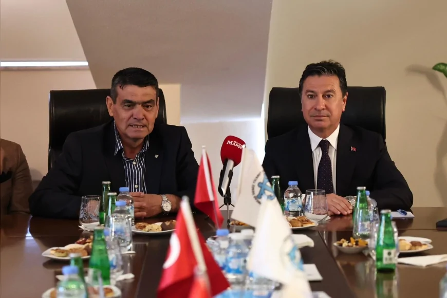 Muğla Büyükşehir Belediye Başkanı Ahmet Aras Fethiye ve Marmaris’te sektör temsilcileriyle buluştu