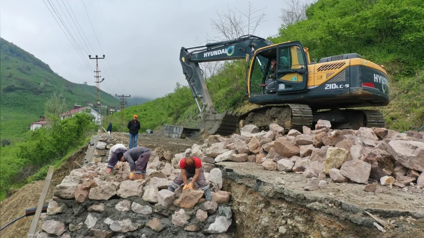 Ordu Büyükşehir Belediyesi Gülyalı Taşlıçay’da Heyelan Riskine Karşı Koruma Duvarı İnşa Etti