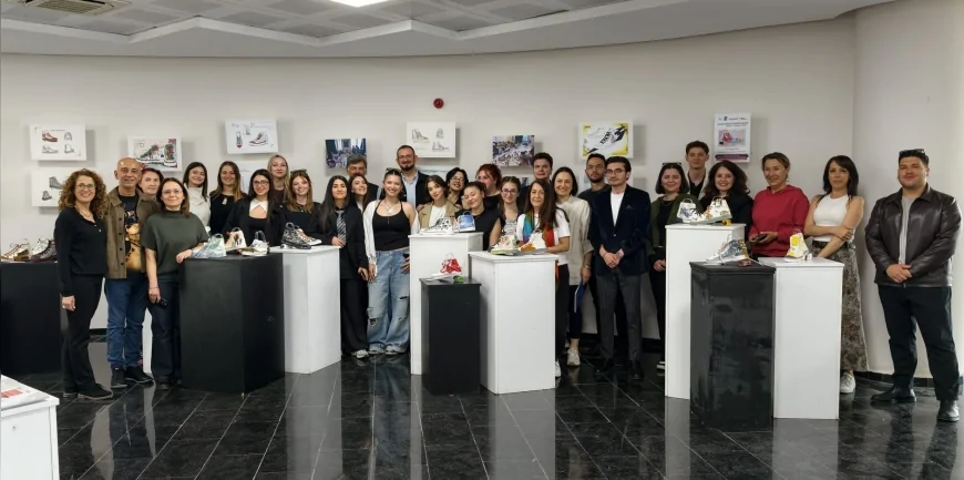 DOKUZ EYLÜL ÜNİVERSİTESİ ÖĞRENCİLERİNİN AYAKKABI TASARIMLARI SANATSEVERLERLE BULUŞTU