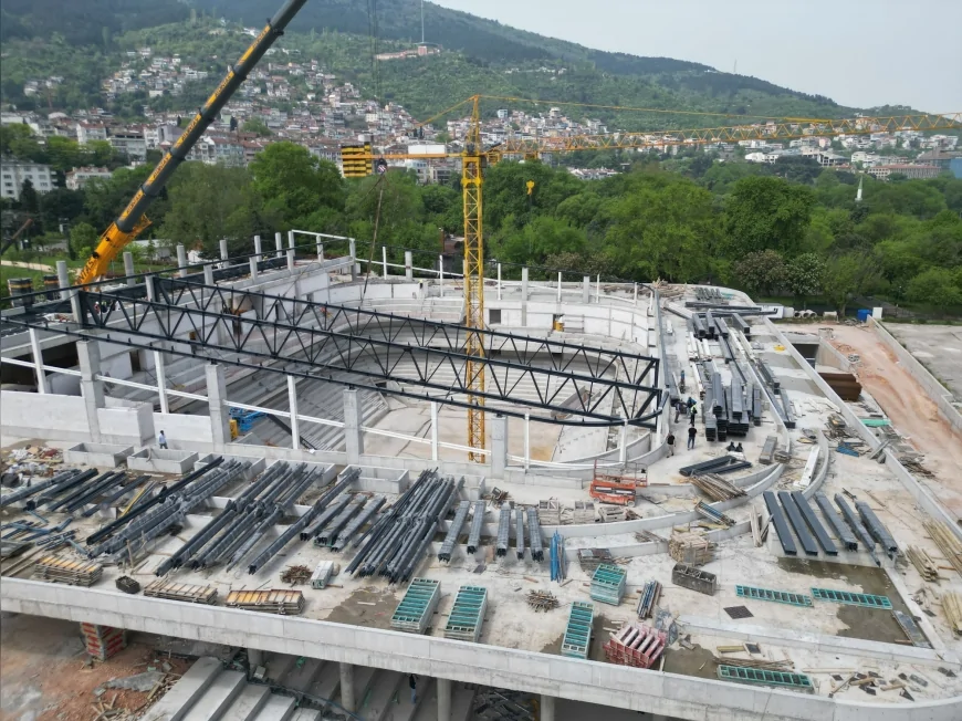 Bursa Büyükşehir Belediyesi’nin yeniden inşa ettiği Atatürk Spor Salonu’nda çatı imalatı başladı