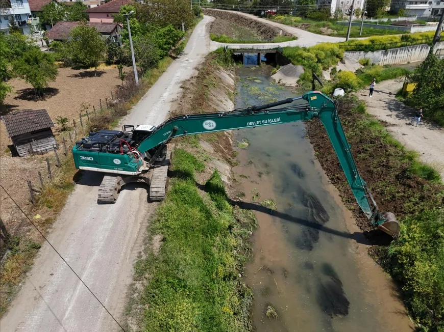 Düzce Belediyesi ile DSİ iş birliğinde Karaca Deresi’nde 6 kilometrelik temizlik ve ıslah çalışması başlatıldı