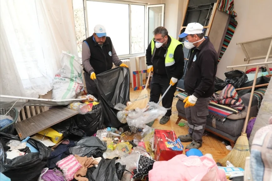 Eskişehir Odunpazarı’nda halk sağlığını tehdit eden çöp evden 5 kamyon atık çıkarıldı