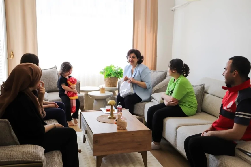 Adana Valisi Mustafa Yavuz’un eşi Süreyya Yavuz SED ailelerini ziyaret etti: “Devletimizin şefkat eli çocuklarımızın yanında”