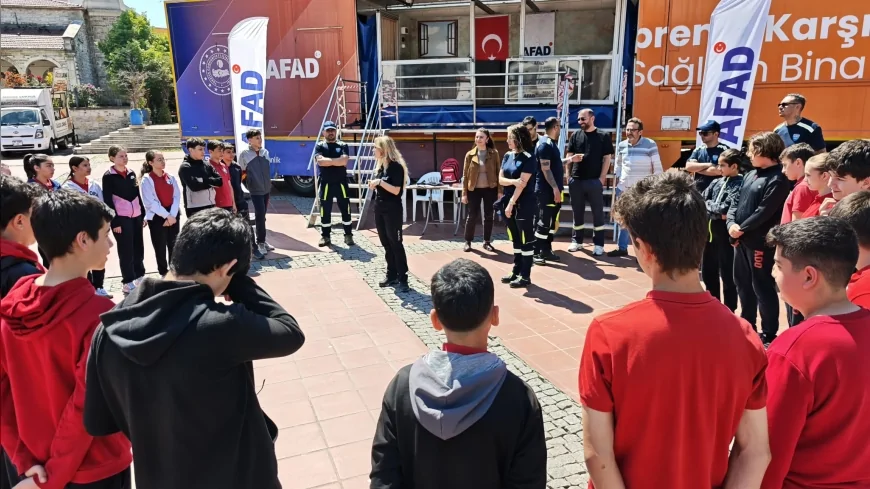 İzmir Aliağa’da AFAD Deprem Simülasyon Tırı vatandaşlara deprem anını gerçeğe yakın deneyimletti