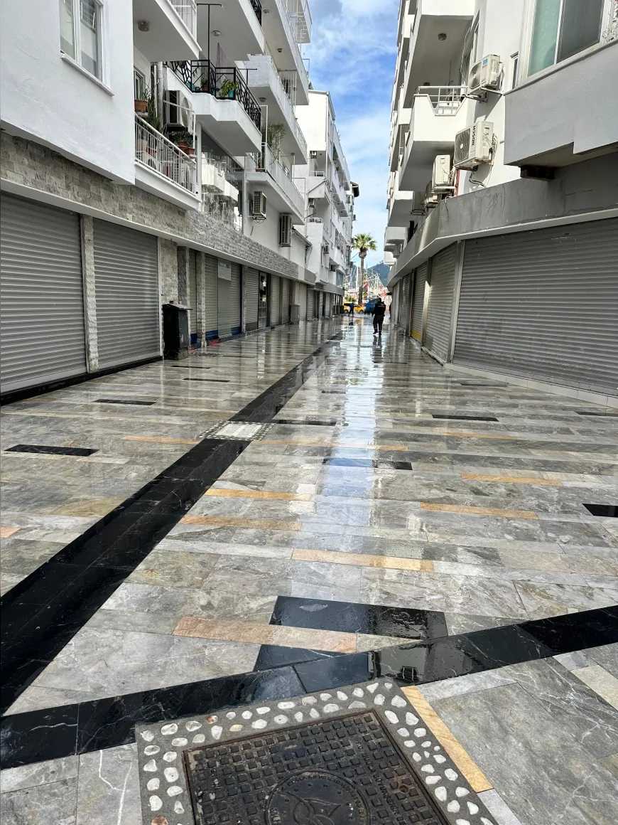 Marmaris Belediyesi Kaleiçi ve çarşıdaki temizlik çalışmalarıyla sezona hazırlanıyor