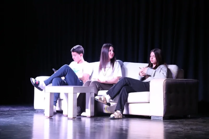 İnegöl’de 8. Genç Suare Tiyatro Festivali “Ah Şu Gençler” Oyunu ile Perdelerini Açtı