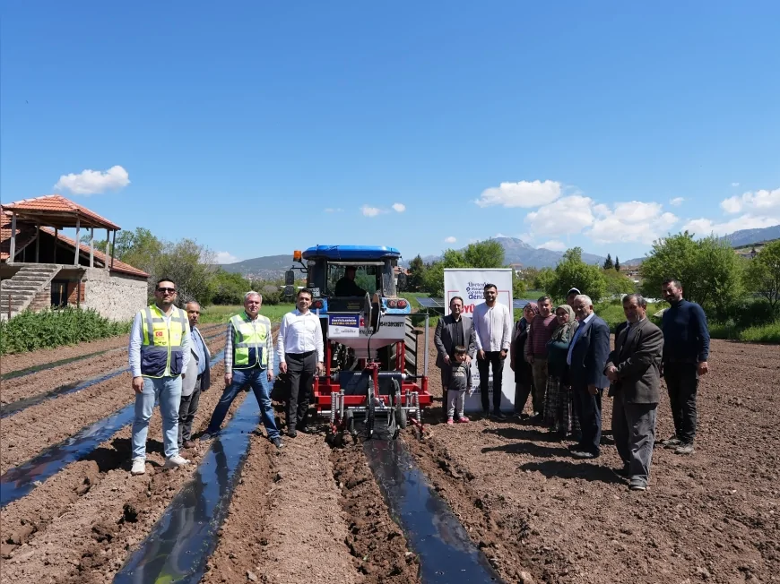 Denizli Büyükşehir Belediyesi Acıpayamlı üreticilere 2 malç makinesi desteği sağladı