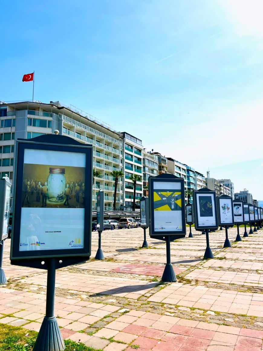 İZMİR BÜYÜKŞEHİR BELEDİYESİ’NDEN “GENÇLİK NEREDE?” KARİKATÜR SERGİSİ VASIF ÇINAR MEYDANI’NDA SANATSEVERLERLE BULUŞTU