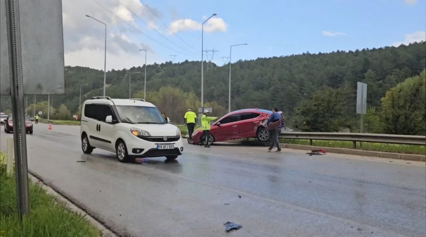 Çorum-Samsun kara yolunda otomobil ile hafif ticari araç çarpıştı 3 çocuk yaralandı
