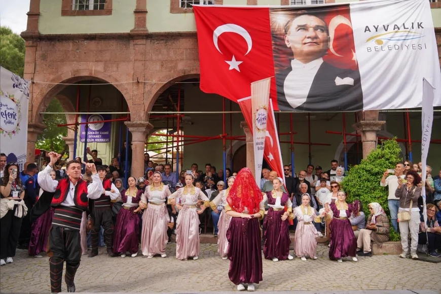 Ayvalık’ta Teferiç Coşkusu Küçükköy Sokaklarını Müzik ve Balkan Kültürüyle Buluşturdu