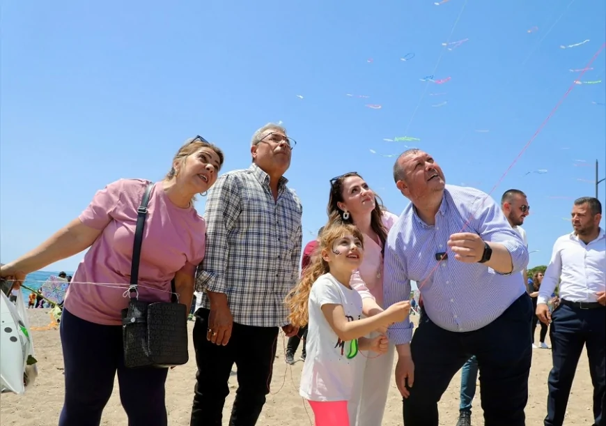 MENDERES’TE 15. GELENEKSEL UÇURTMA FESTİVALİ’NDE GÖKYÜZÜ BİNLERCE UÇURTMA İLE RENKLENDİ