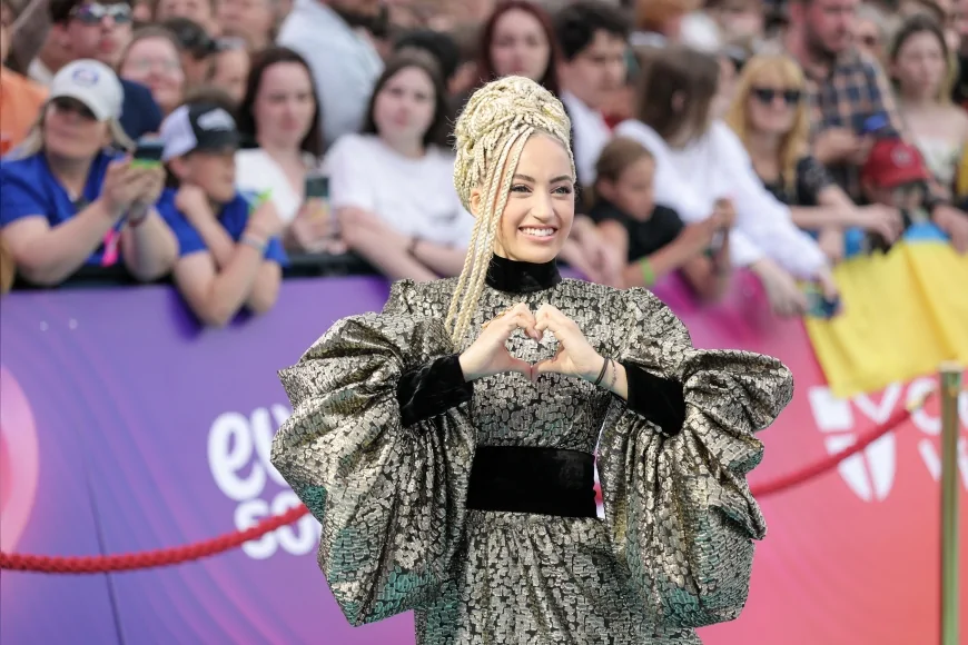 Fransa’nın Eurovision 2026 Temsilcisi Monroe Viyana Sahnesinde “Regarde !” Performansıyla Dikkat Çekti