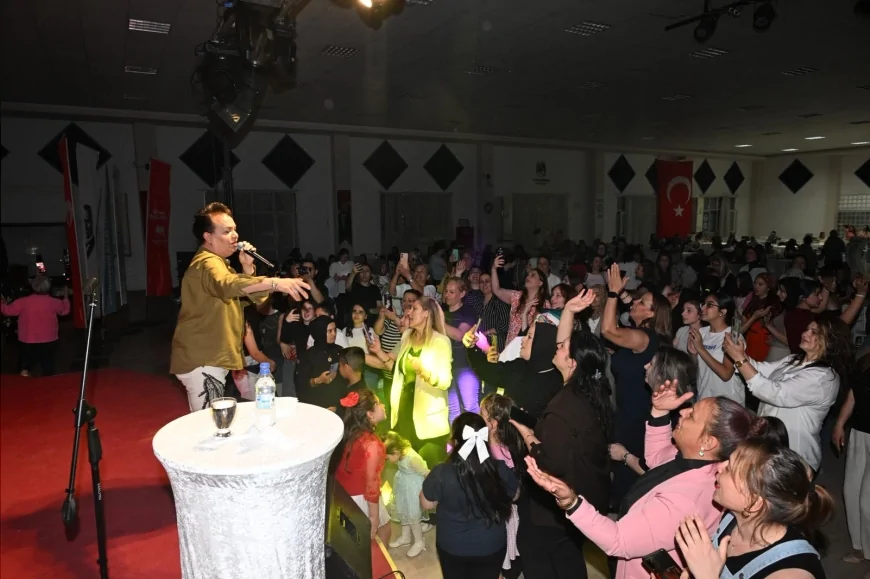 Yunusemre’de Anneler Günü Matinesinde Kadınlar Müzik ve Eğlenceyle Buluştu