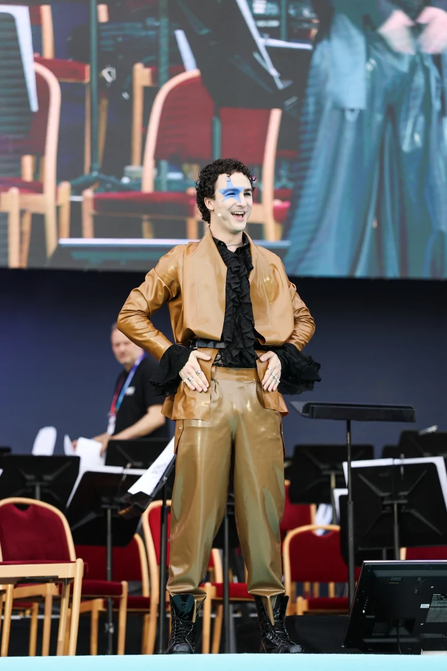 Avusturya’yı Eurovision 2026’da Temsil Eden Cosmó “Tanzschein” ile Fütüristik Sahne Şovuna Hazırlanıyor