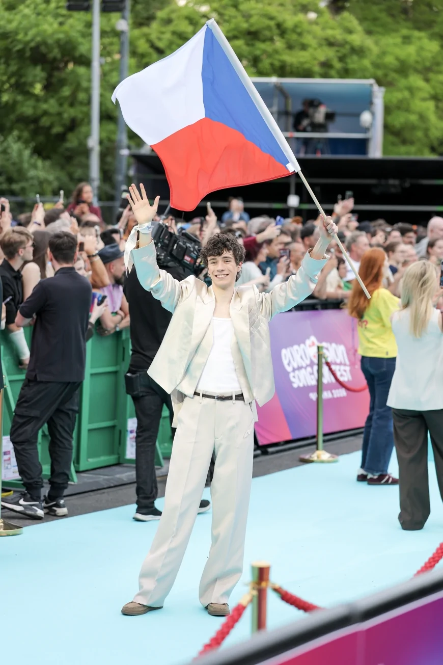 Çekya’nın Eurovision 2026 temsilcisi Daniel Žižka “Crossroads” ile Viyana’da sahne aldı, CUMHA ekibi performansı yerinden takip etti