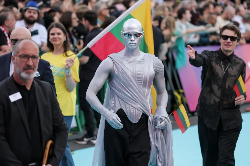 Litvanya’nın Eurovision 2026 Temsilcisi Lion Ceccah Viyana Sahnesinde Çok Dilli Şovuyla Dikkat Çekti