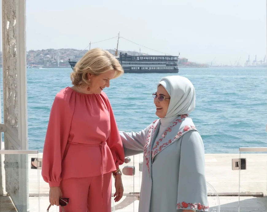 CUMHURBAŞKANI ERDOĞAN’IN EŞİ EMİNE ERDOĞAN, BELÇİKA KRALİÇESİ MATHILDE’Yİ DOLMABAHÇE SARAYI’NDA AĞIRLADI