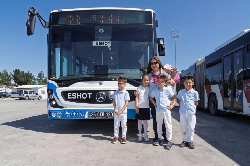 İzmir’de ESHOT şoförü Zerrin Karadavut’a Dördüz Çocuklarından Anneler Günü Sürprizi