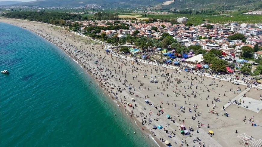 Menderes’te 15. Geleneksel Uçurtma Festivali Gökyüzünü Rengarenk Boyadı