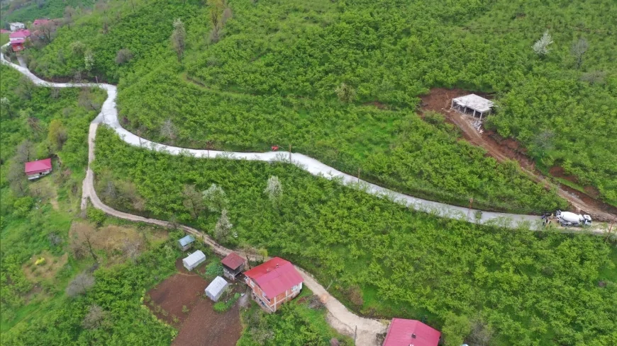 Ordu Büyükşehir Belediyesi Kumru Kurtuluş Mahallesi’nde 4.2 Kilometrelik Beton Yol Çalışmasını Sürdürüyor