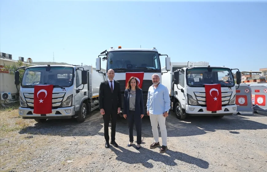 Karşıyaka Belediyesi temizlik filosunu üç yeni çöp kamyonuyla güçlendirdi