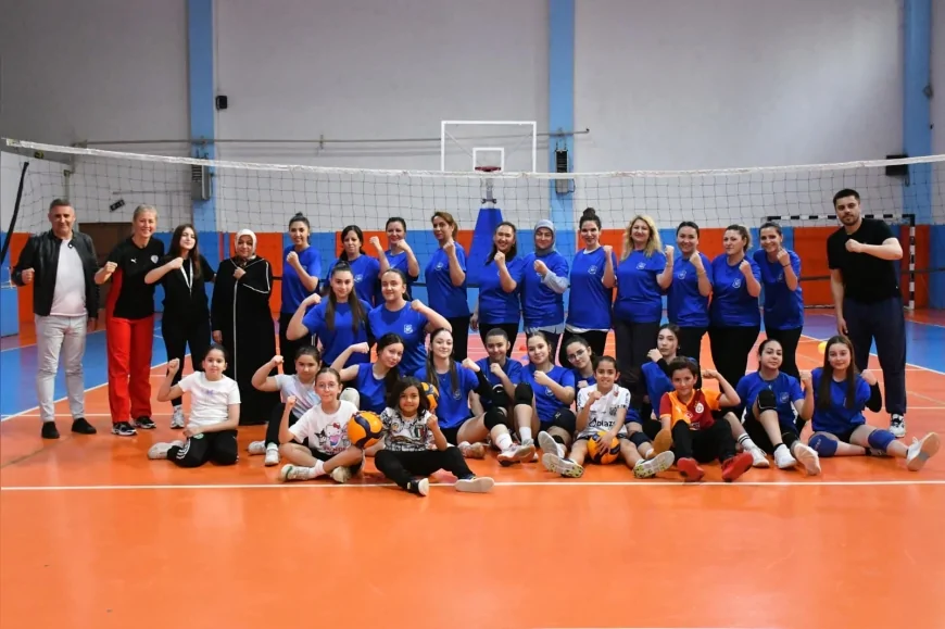 Yunusemre Belediyespor Anneler Günü’nü sporcular ve anneleriyle voleybol sahasında kutladı