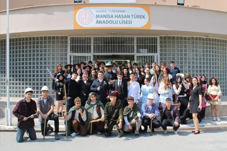 Manisa Hasan Türek Anadolu Lisesi’nde “Roman Karakterleri Canlanıyor” Etkinliği Büyük İlgi Gördü