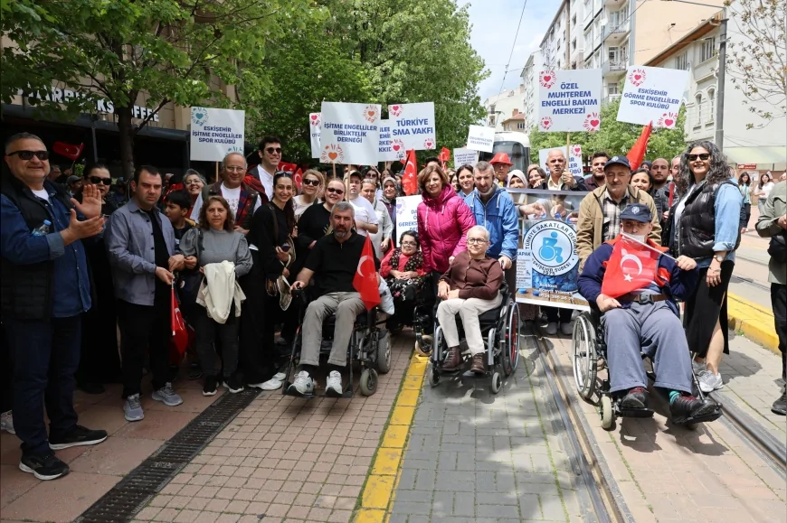 Eskişehir Büyükşehir Belediyesi’nin Engelsiz Sokak Festivali dayanışma ve farkındalık yürüyüşüyle başladı