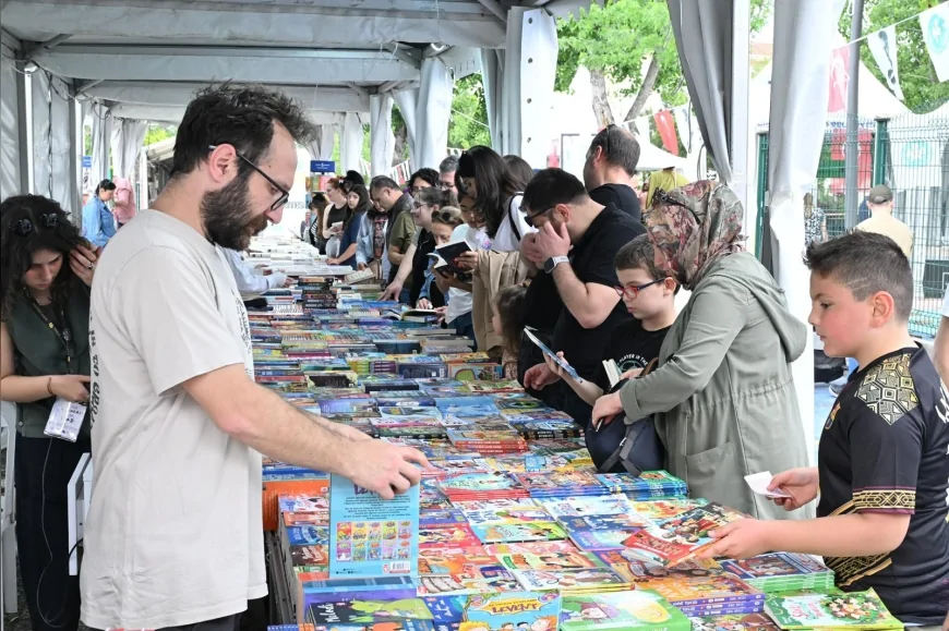 Manisa’da 9. Kitap Fuarı yoğun katılımla sürüyor, yazarlar okurlarla buluşuyor