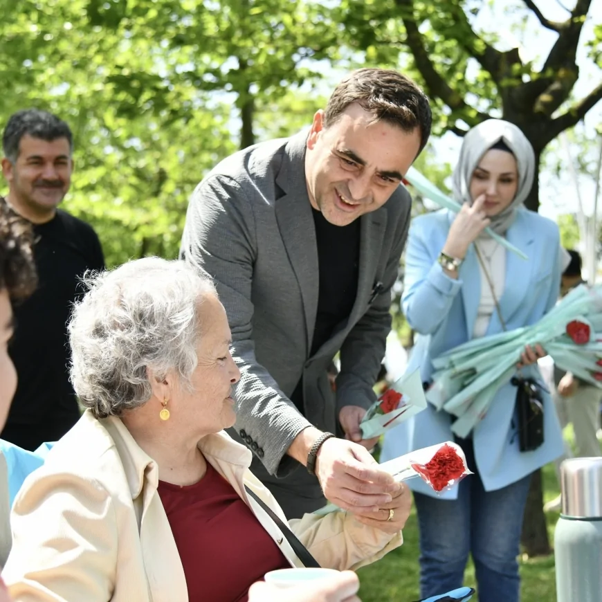 Başiskele Belediyesi Gönül Bağı Projesiyle Anneler Günü’nde Duygusal Sürpriz Ziyaretler Gerçekleştirdi!