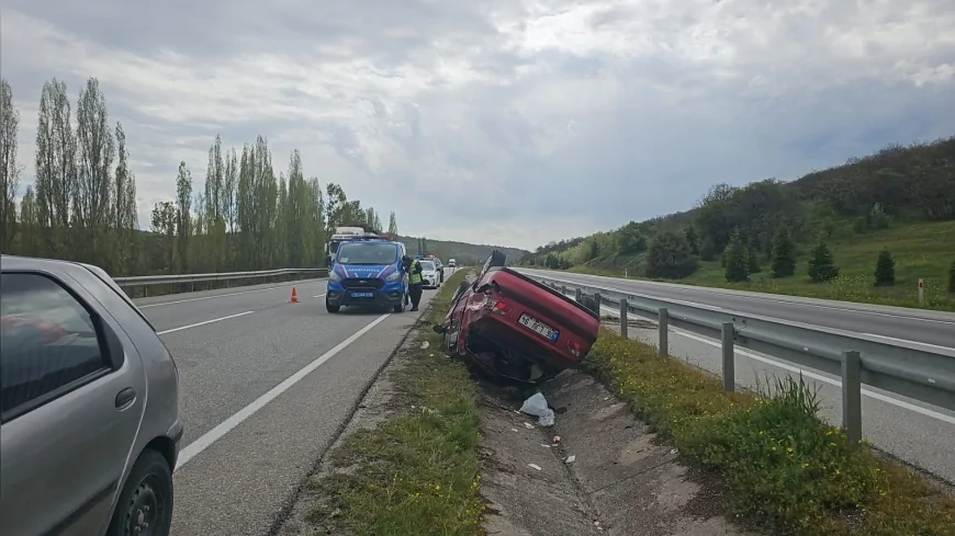 Çorum-Sungurlu kara yolunda orta refüje devrilen otomobilde 5 kişi yaralandı