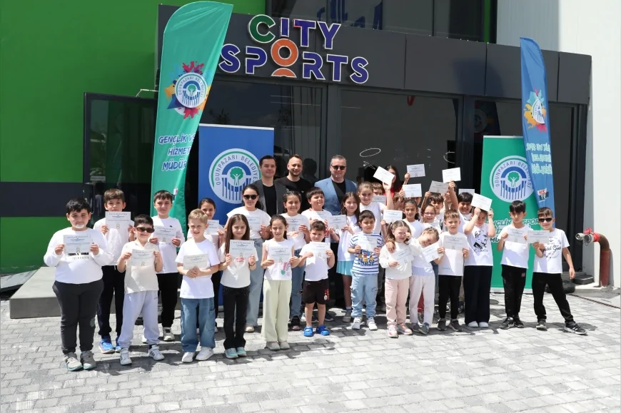 Odunpazarı Belediyesi Yüzme Kursunu Tamamlayan Minik Sporcular Belgelerini Aldı