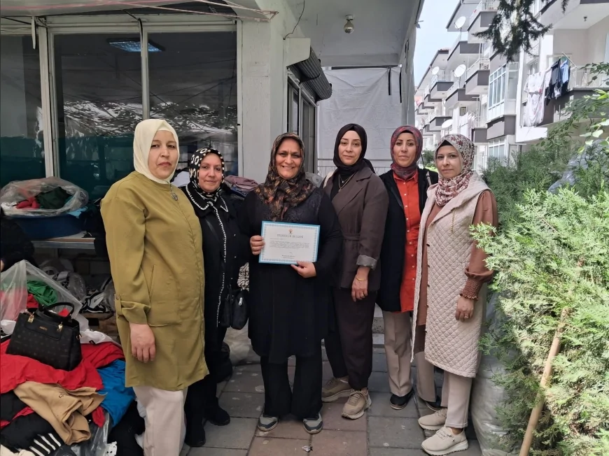 AK Parti Yeşilyurt Kadın Kolları Esnaf Ziyaretlerinde Cumhurbaşkanı Erdoğan’ın Teşekkür Belgelerini Takdim Etti