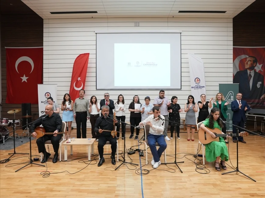 Denizli Büyükşehir Belediyesi’nin “Dizelerden Ezgilere” gecesinde şiir ve türküler engelsiz sahnede buluştu