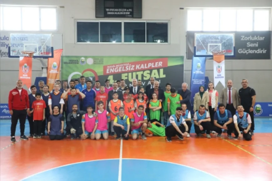 İnegöl’de düzenlenen Engelsiz Kalpler Futsal Turnuvası özel bireylerin mücadelesiyle renkli anlara sahne oldu