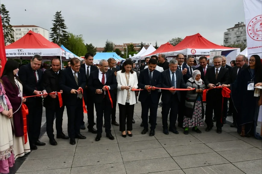 Çorum’da düzenlenen Mesleki ve Teknik Eğitim Tanıtım Fuarı öğrencilerin projeleriyle yoğun ilgi gördü