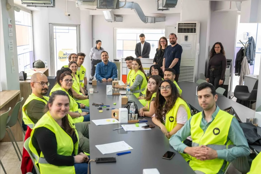 Bornova’da AHBAP gönüllüleri Gülşah Durbay Gençlik Merkezi’nde dayanışma buluşmasında bir araya geldi