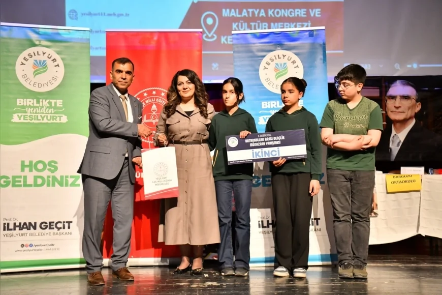 Yeşilyurt’ta öğrenciler “Başarının sırrı çalışmak mı zeka mı” sorusunu münazarada tartıştı